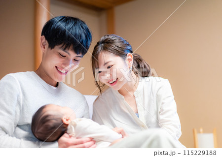 小さな子どもと過ごす幸せなファミリーイメージ 小さな子どもと過ごす幸せなファミリーイメージ 115229188