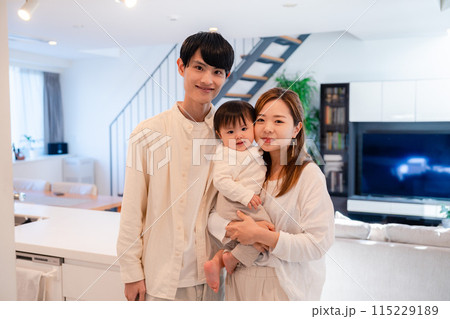 小さな子どもと過ごす幸せなファミリーイメージ 小さな子どもと過ごす幸せなファミリーイメージ 115229189
