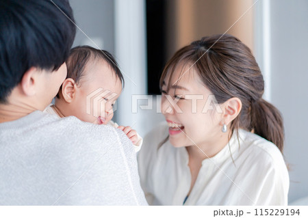 小さな子どもと過ごす幸せなファミリーイメージ 115229194