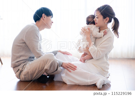 小さな子どもと過ごす幸せなファミリーイメージ 115229196