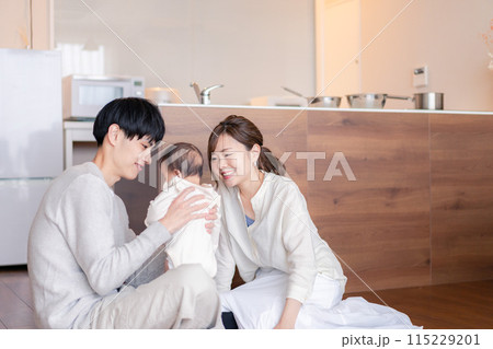 小さな子どもと過ごす幸せなファミリーイメージ 小さな子どもと過ごす幸せなファミリーイメージ 115229201