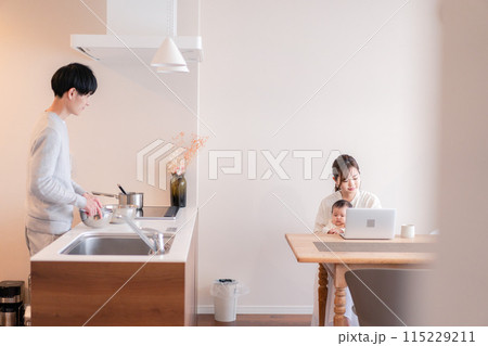 小さな子どもと過ごす幸せなファミリーイメージ 115229211