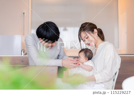 小さな子どもと過ごす幸せなファミリーイメージ 小さな子どもと過ごす幸せなファミリーイメージ 115229227
