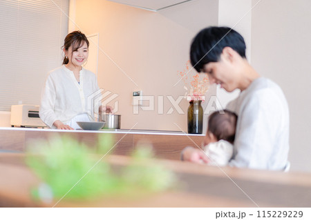 小さな子どもと過ごす幸せなファミリーイメージ 115229229