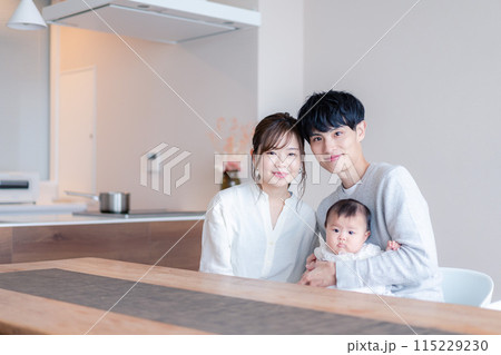 小さな子どもと過ごす幸せなファミリーイメージ 小さな子どもと過ごす幸せなファミリーイメージ 115229230