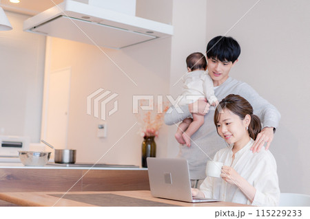 小さな子どもと過ごす幸せなファミリーイメージ 小さな子どもと過ごす幸せなファミリーイメージ 115229233