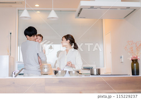 小さな子どもと過ごす幸せなファミリーイメージ 小さな子どもと過ごす幸せなファミリーイメージ 115229237