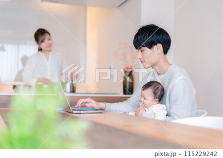 小さな子どもと過ごす幸せなファミリーイメージ 小さな子どもと過ごす幸せなファミリーイメージ 115229242