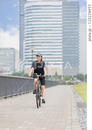 サイクリング 女性 自転車 115229453