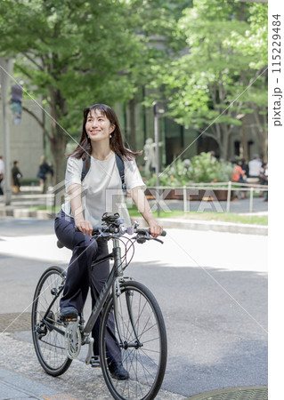 通勤 女性 自転車 115229484