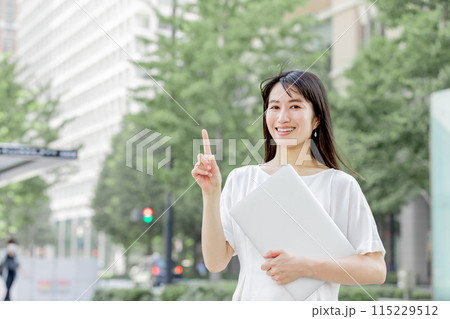 パソコンを持つビジネスウーマン 115229512