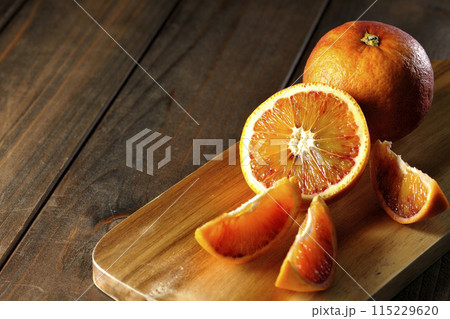 カッティングボードの上のブラッドオレンジ 115229620