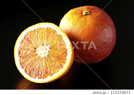 ブラッドオレンジを黒背景で撮影 115229671