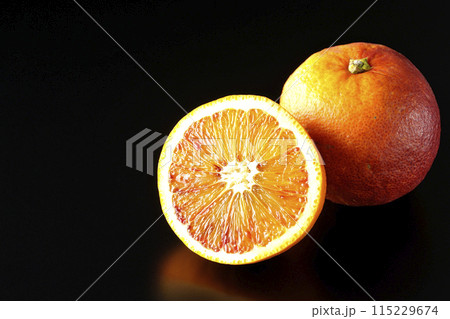 ブラッドオレンジを黒背景で撮影 115229674