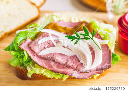 手作りローストビーフサンド 手作りローストビーフサンド 115229730