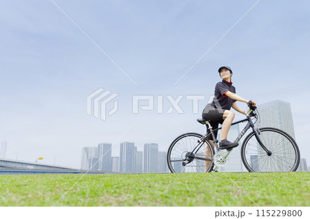 サイクリング 女性 自転車 115229800
