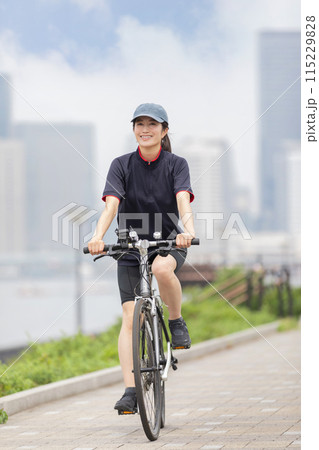 サイクリング 女性 自転車 115229828