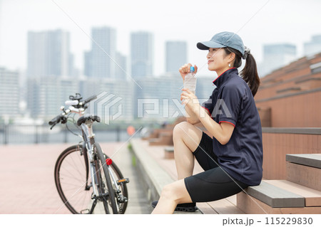 サイクリング 女性 自転車 115229830