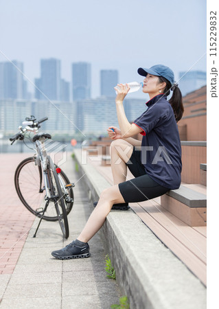 サイクリング 女性 自転車 115229832