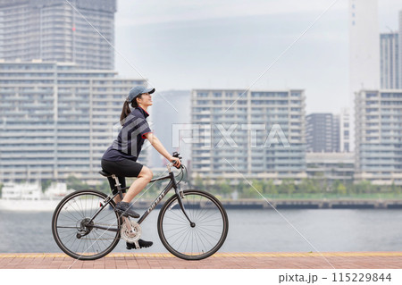 サイクリング 女性 自転車 115229844