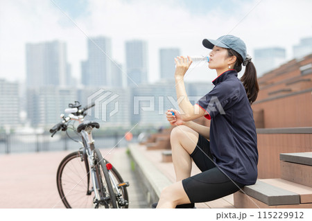 サイクリング 女性 自転車 115229912