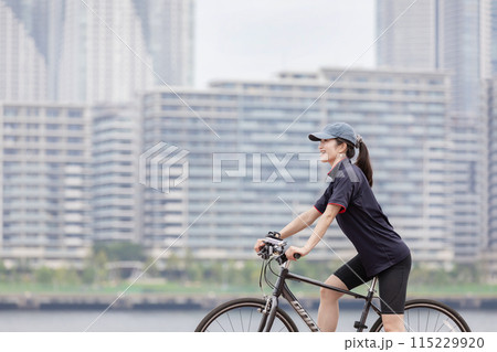 サイクリング 女性 自転車 115229920