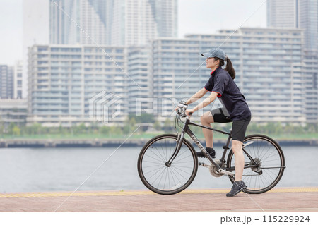 サイクリング 女性 自転車 115229924
