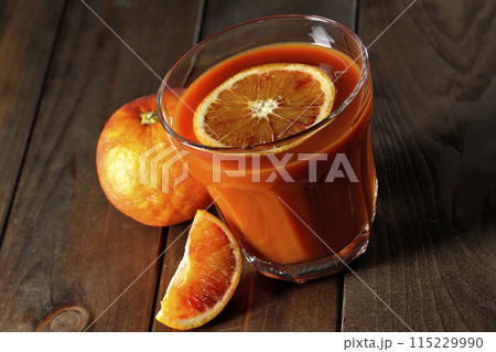 輪切りの果実も浮いているブラッドオレンジジュース 輪切りの果実も浮いているブラッドオレンジジュース 115229990
