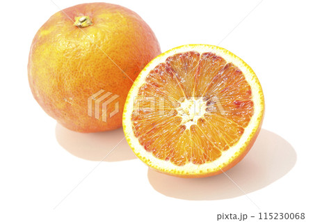 ブラッドオレンジを白背景で撮影 115230068