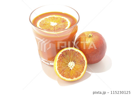 ブラッドオレンジジュースを白背景で撮影 ブラッドオレンジジュースを白背景で撮影 115230125