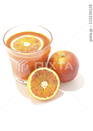 ブラッドオレンジジュースを白背景で撮影 115230128