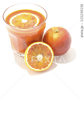 ブラッドオレンジジュースを白背景で撮影 115230130