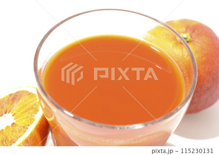 ブラッドオレンジジュースを白背景で撮影 ブラッドオレンジジュースを白背景で撮影 115230131