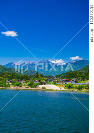 阿寺橋から見る野尻の集落と木曽駒ヶ岳 115230153