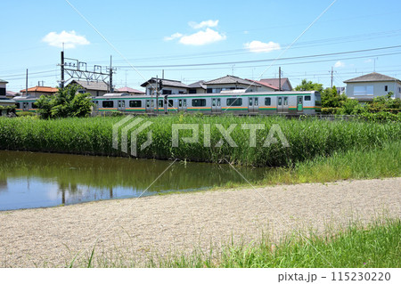 黒浜貝塚の調整池を走るJR宇都宮線通勤電車:埼玉県蓮田市 黒浜貝塚の調整池を走るJR宇都宮線通勤電車:埼玉県蓮田市 115230220