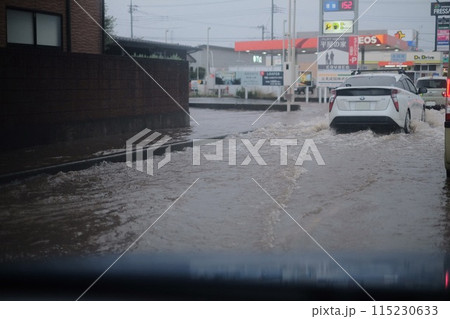 大雨で冠水した道路を進む車 大雨で冠水した道路を進む車 115230633