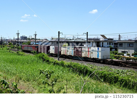 夏の青空と緑の田園地帯を走る東北本線貨物列車 115230715