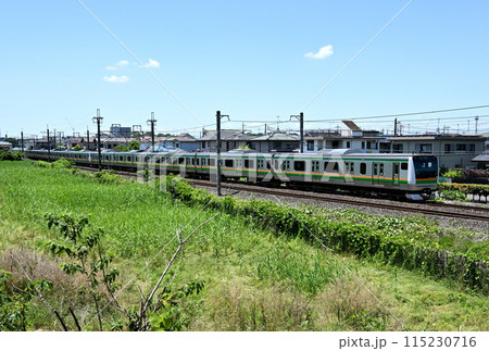 田園地帯を走る通勤電車：JR宇都宮線 埼玉県蓮田市黒浜貝塚 115230716