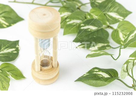 砂時計とフェイクグリーン。時間のイメージ 115232008