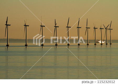 白夜のコペンハーゲン沖に浮かぶ洋上風力発電 白夜のコペンハーゲン沖に浮かぶ洋上風力発電 115232012