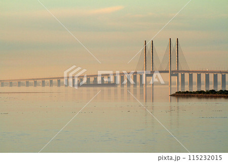 白夜に浮かぶコペンハーゲン沖の橋梁の風景 白夜に浮かぶコペンハーゲン沖の橋梁の風景 115232015