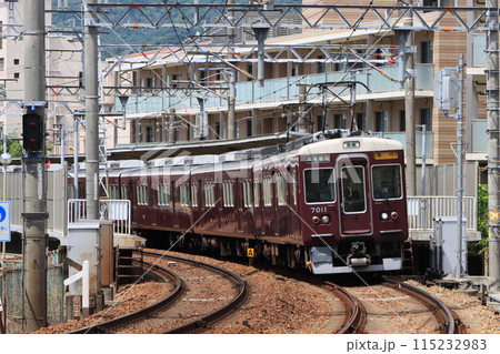 阪急宝塚線　売布神社駅を発車した7000系電車 115232983