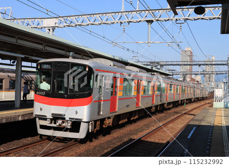 阪神の大物駅を通過する山陽の6000系電車 115232992