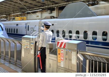 新幹線を見送る駅員　 115233265