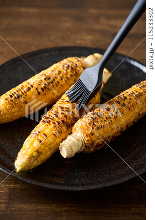 焼きとうもろこしにタレを塗る 115233302