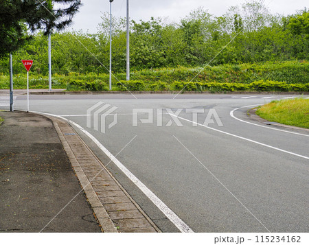 信号のない一時停止の片側一車線T字路 信号のない一時停止の片側一車線T字路 115234162