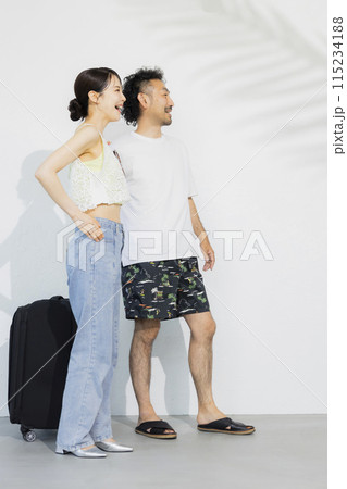 夏のバカンス旅行するカップル 115234188