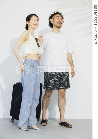 夏のバカンス旅行するカップル 115234189