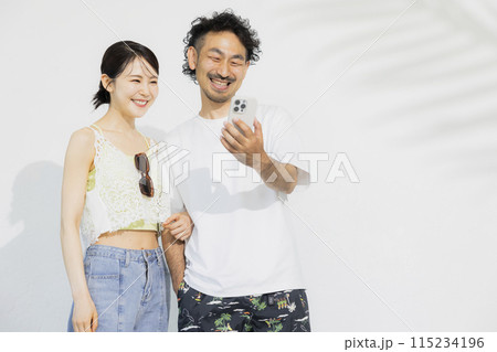 夏のバカンス旅行する家族 夏のバカンス旅行する家族 115234196