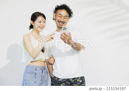 夏のバカンス旅行する家族 115234197